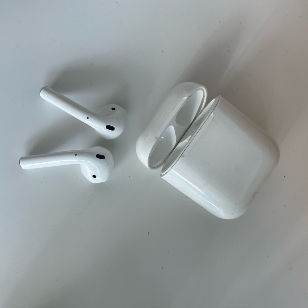 Apple iPhone Wired EarPods and Charging Station – For Parts / Repair